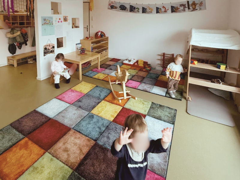 Kinder beim Klettern drinnen