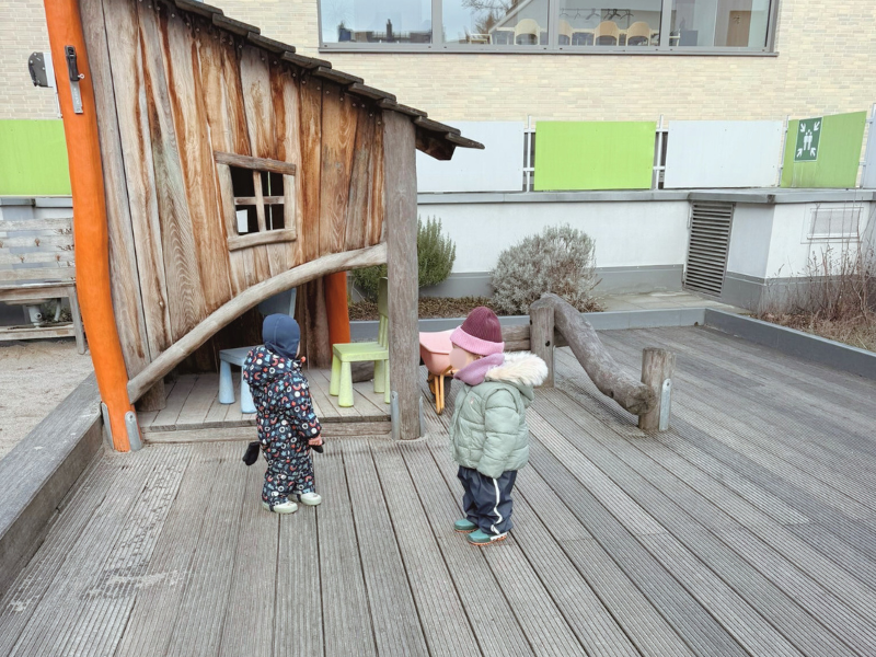 Kinder draußen beim Spielen